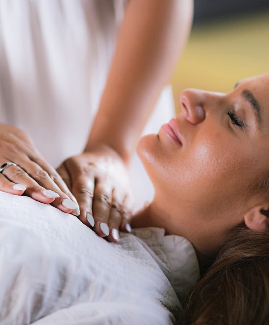 reiki-session-with-woman